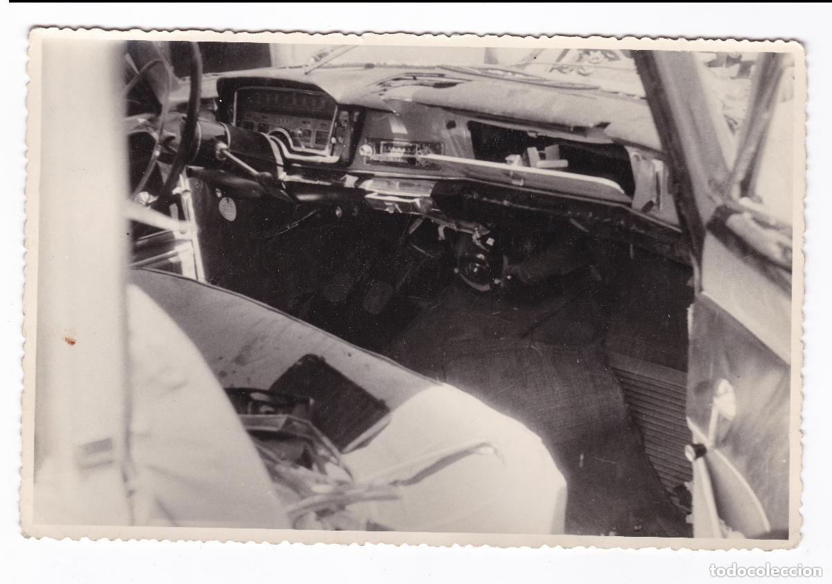 Fotografia antica: Coche Seat 1500. Antigua fotograf&iacute;a siniestro accidente del coche. Detalle interior y salpicadero.