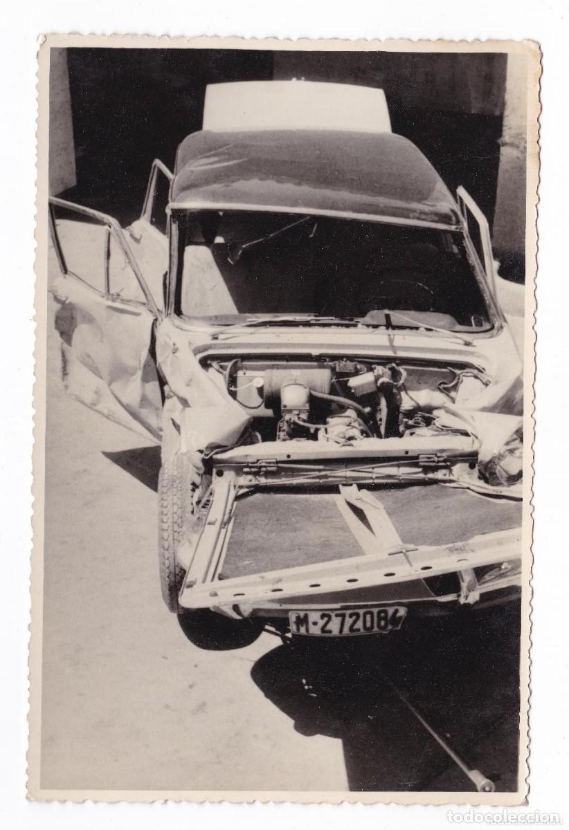 Alte Fotografie: Coche Seat 1500. Antigua fotograf&iacute;a siniestro accidente del coche. Detalle coche de frente y techo.