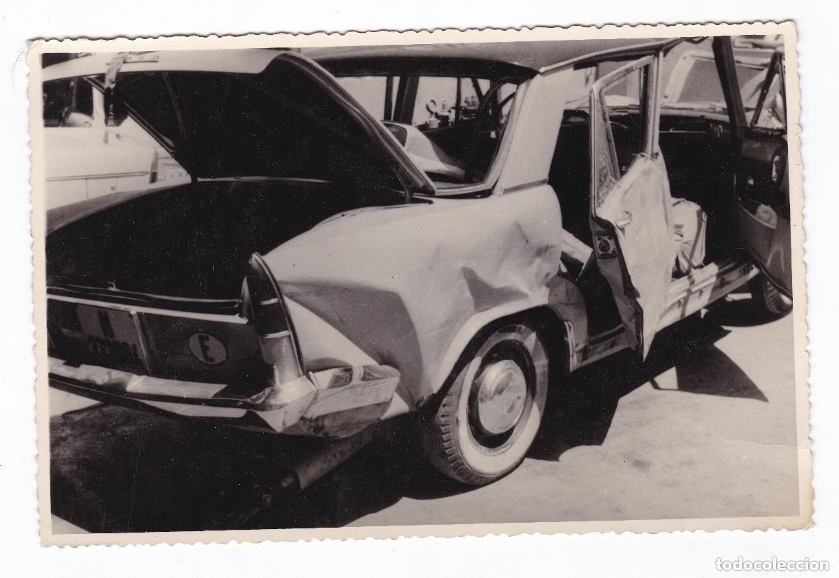 Fotografia antica: Coche Seat 1500. Antigua fotograf&iacute;a siniestro accidente del coche. Detalle maletero y lateral