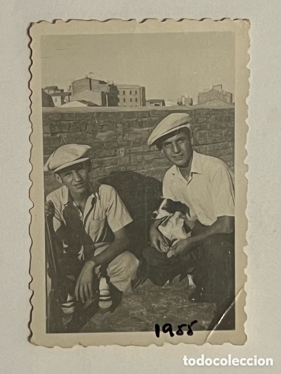 Fotografia antica: TORRENTE (Valencia) Fotograf&iacute;a j&oacute;venes con perro (a.1955) Medidas: 4,5 x 7 cm.
