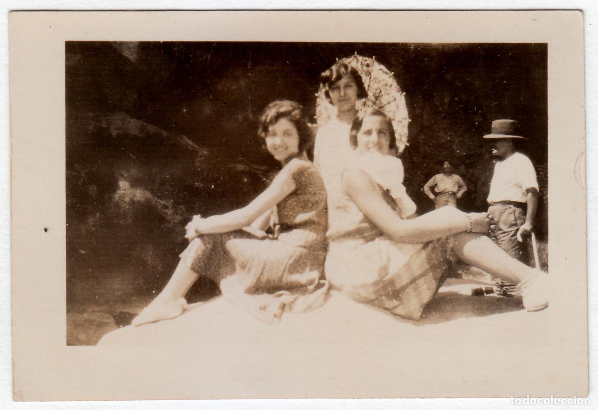 Fotograf&iacute;a antigua: Chicas con sombrilla en Bu&ntilde;ol, Val&egrave;ncia. A&ntilde;os 30 bm