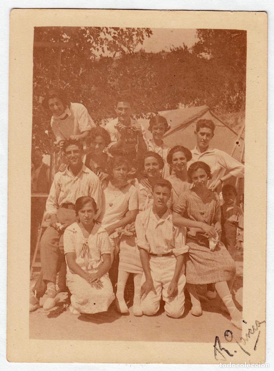Fotograf&iacute;a antigua: Amigos en la ermita de San Luis de Bu&ntilde;ol, Val&egrave;ncia. A&ntilde;os 20 bm