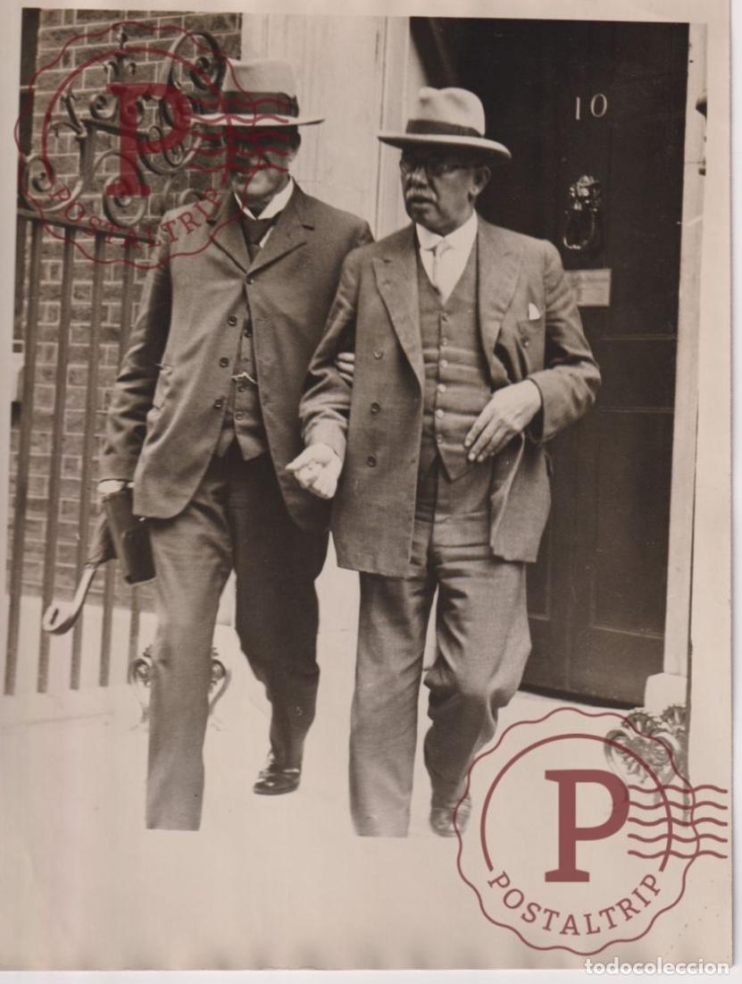 Fotograf&iacute;a antigua: MR J.H. THOMAS AND LORD SANKEY LEAVING DOWNING STREET AFTER MEETING. POLITICO. POLITICIAN. POLITICIE