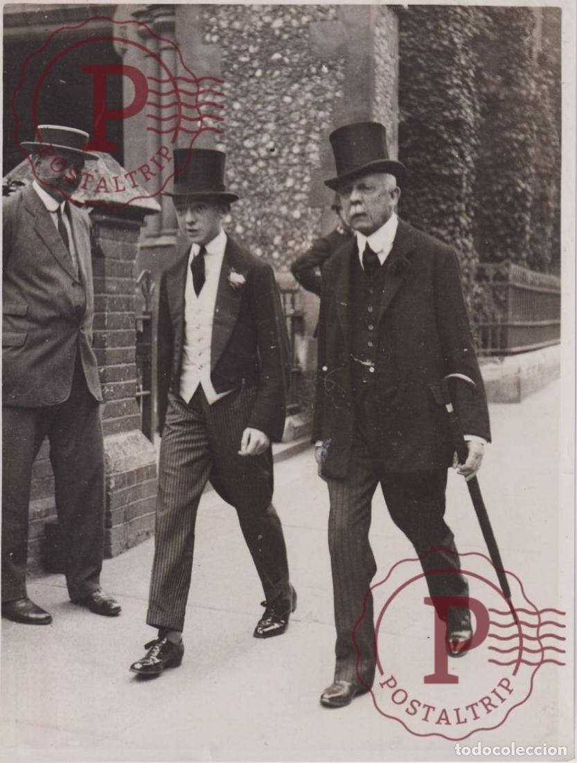 Fotograf&iacute;a antigua: SPEECH DAY AT HARROW. LORD SAYE AND SELE AND HIS SON- DAILY MIRROR. +-20.5X16CM