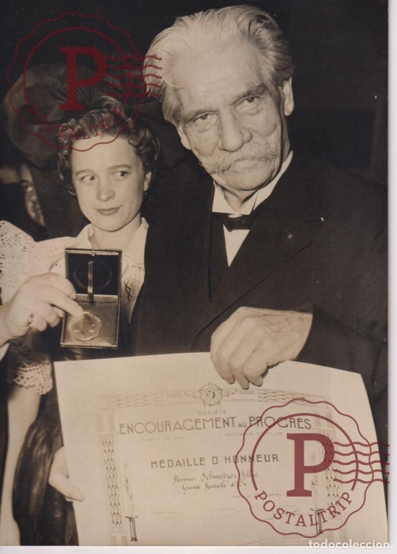 Fotografia antiga: LE DR SCHWEITZER A LHONNEUR. LE GRAND AMPHITHEATRE DE LA NOUVELLE ECOLE DE MEDECINE 18X13CM