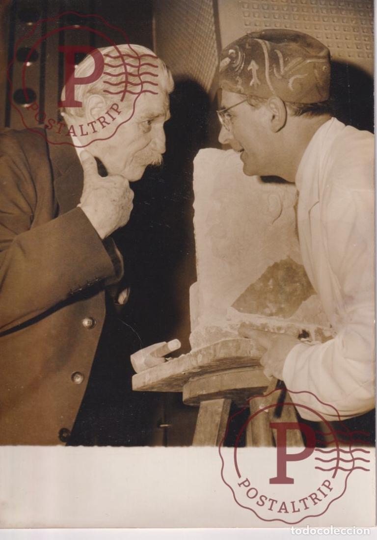 Fotografia antiga: ESCULPTEUR BARTELLETY DAILLON. ESCULTOR. DR SCHWEITZER. MEDICINE. MEDICINA. 18X13CM