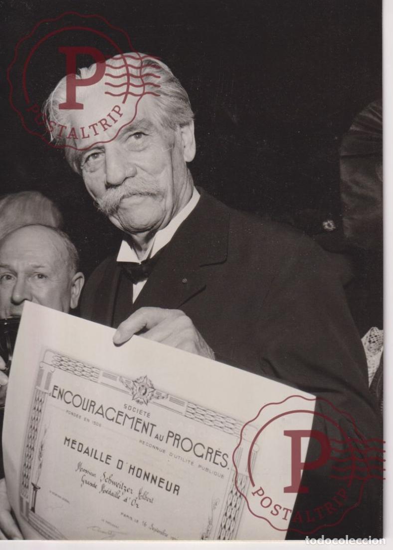 Antique Photography: DR SCHWEITZER. RECOIT LA GRANDE MEDAILLE DOR DE LA SOCIETE DENCOURAGEMENT AU PROGRES. MEDICINE. ME