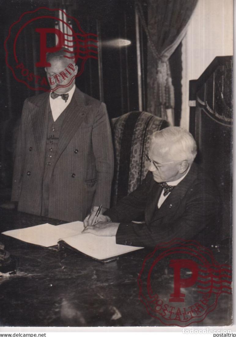Photographie ancienne: STATDR FLEMING A PARIS M LE TROQUER LIVRE D OR 18*13CM press photo