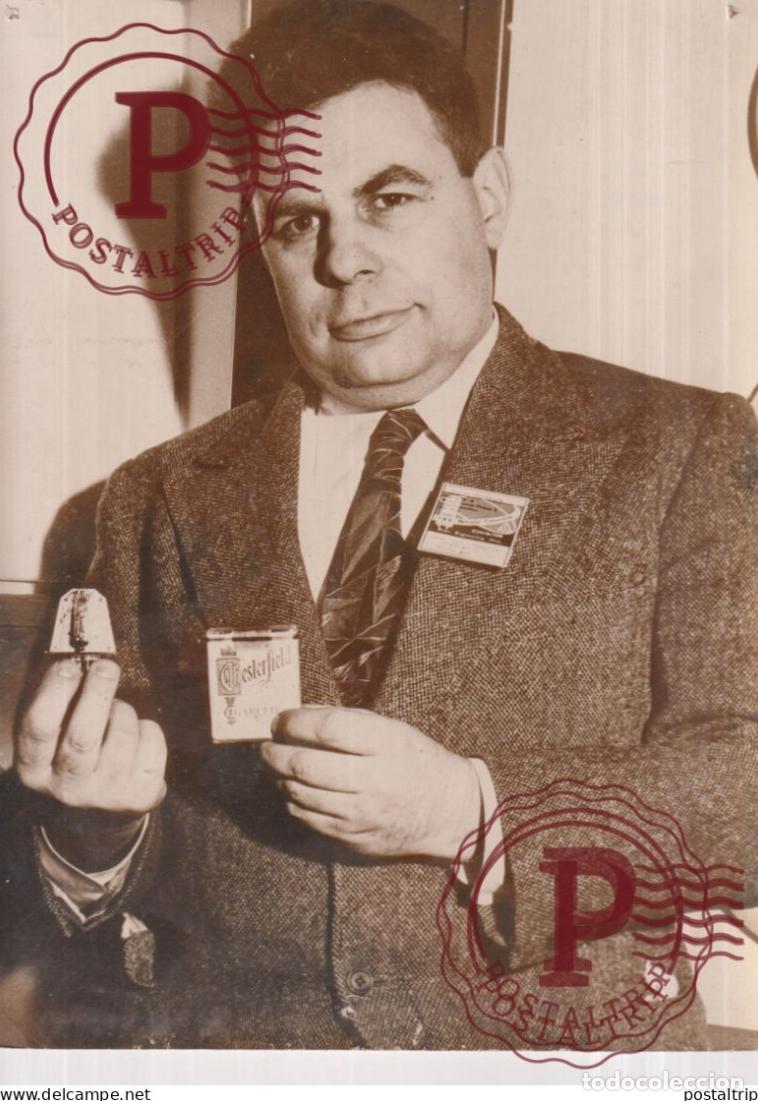 Fotograf&iacute;a antigua: PPLUS PETIT RADIO DU MONDE PAQUETE CIGARETTES CHESTERFIELD PINEHOLE INVENTEUR 18*13CM press photo S