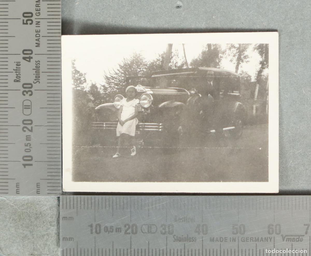 Photographie ancienne: FOTOGRAFIA. Ni&ntilde;a junto a coche antiguo hacia 1920