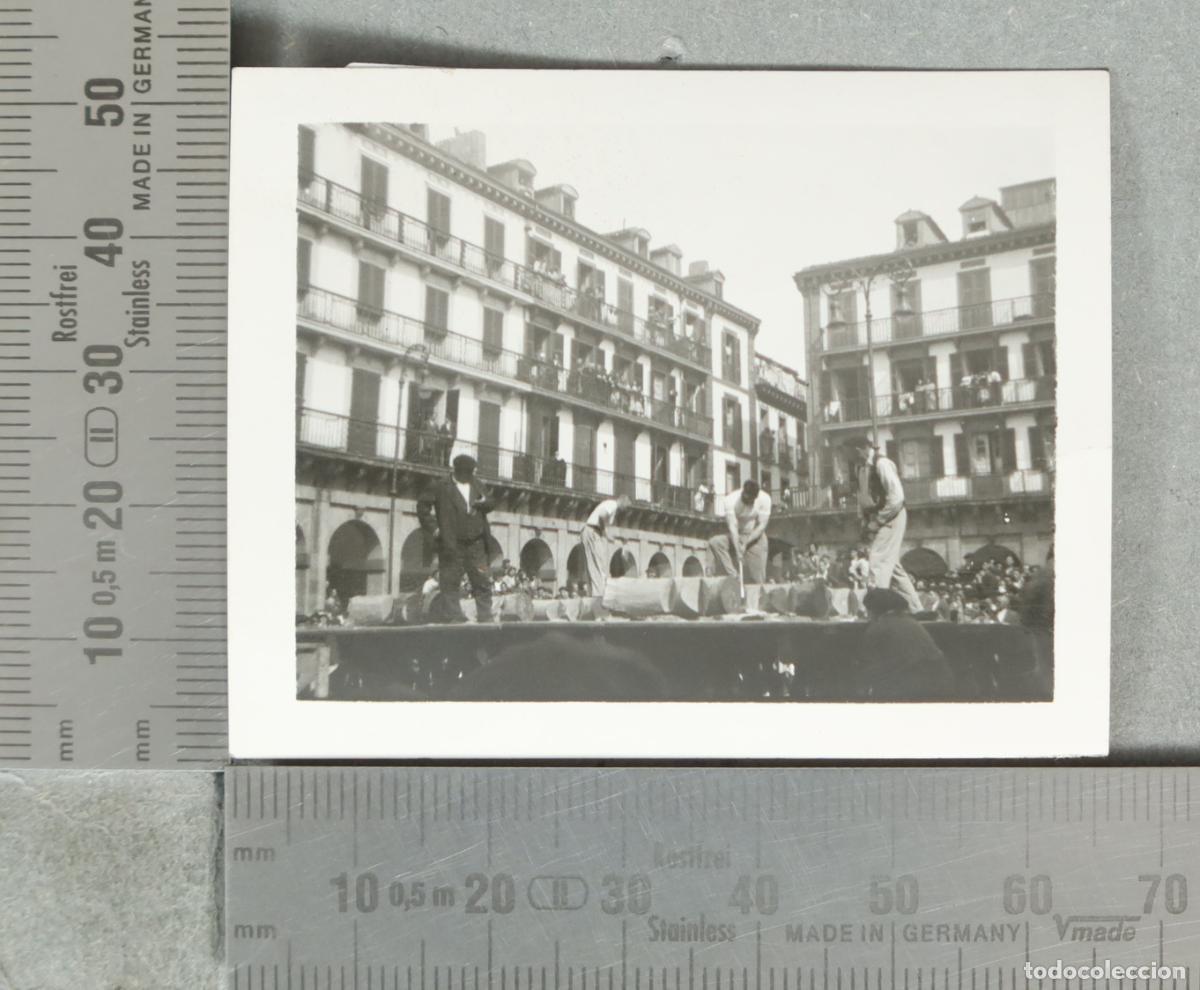 Photographie ancienne: FOTOGRAFIA. Plaza de la Constituci&oacute;n de San Sebasti&aacute;n aizkolaris. hacia 1930