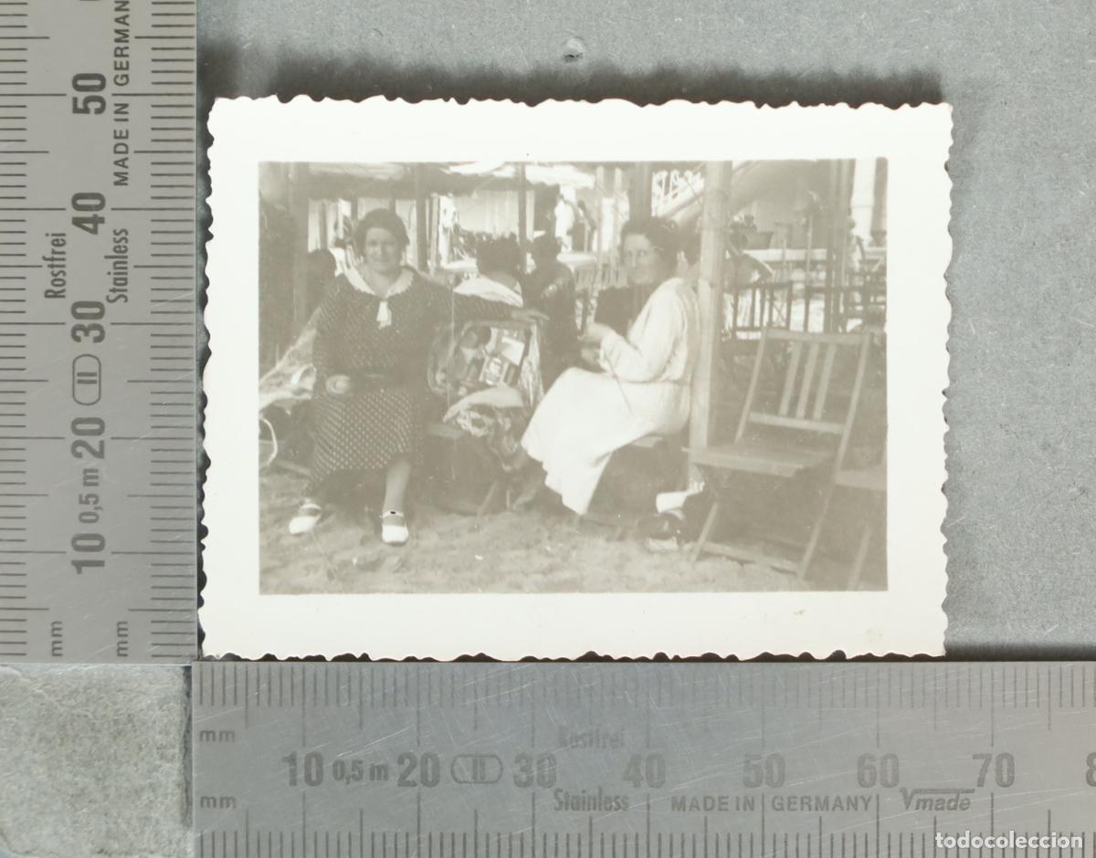Photographie ancienne: FOTOGRAFIA. Mujeres sentadas al aire libre. PLAYA. hacia 1920