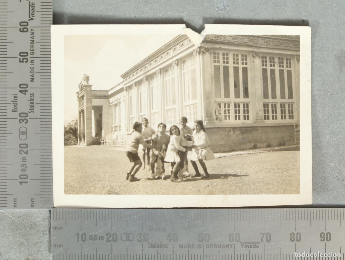 Fotograf&iacute;a antigua: FOTOGRAFIA. Ni&ntilde;os jugando frente a edificio se&ntilde;orial hacia 1920