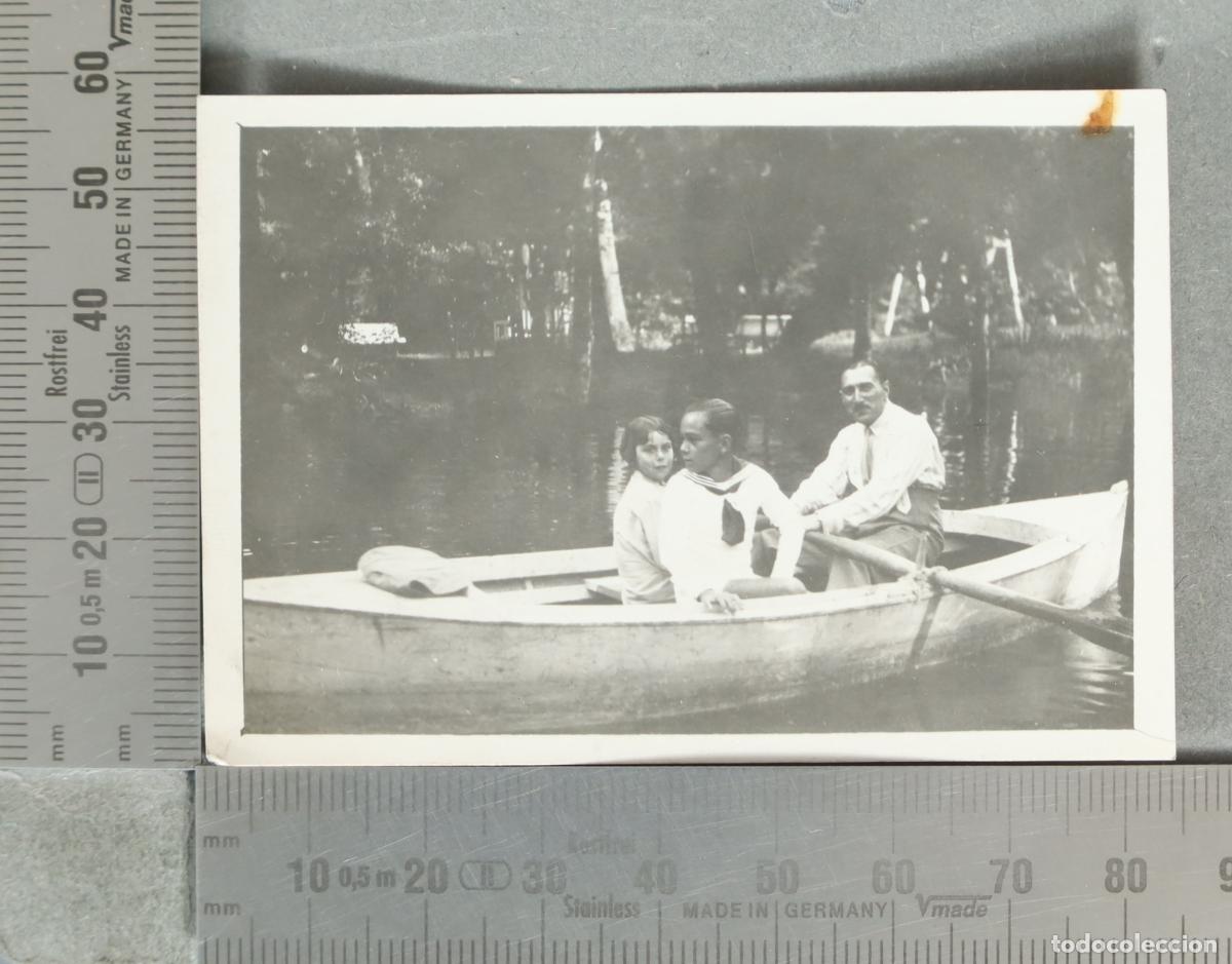 Fotograf&iacute;a antigua: FOTOGRAFIA. Hombre y ni&ntilde;os en barca hacia 1920