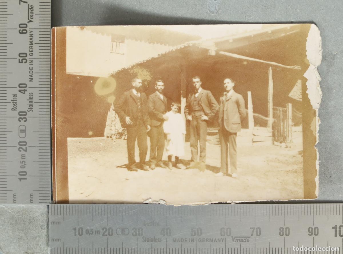 Fotograf&iacute;a antigua: FOTOGRAFIA. familia frente a casa rural hacia 1900