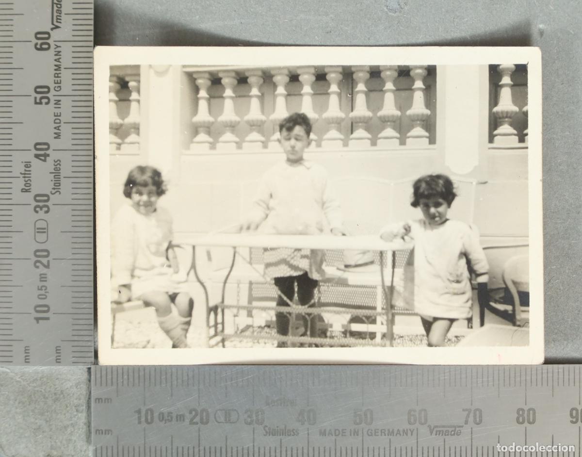 Fotograf&iacute;a antigua: FOTOGRAFIA. Ni&ntilde;os junto a mesa en balc&oacute;n hacia 1920