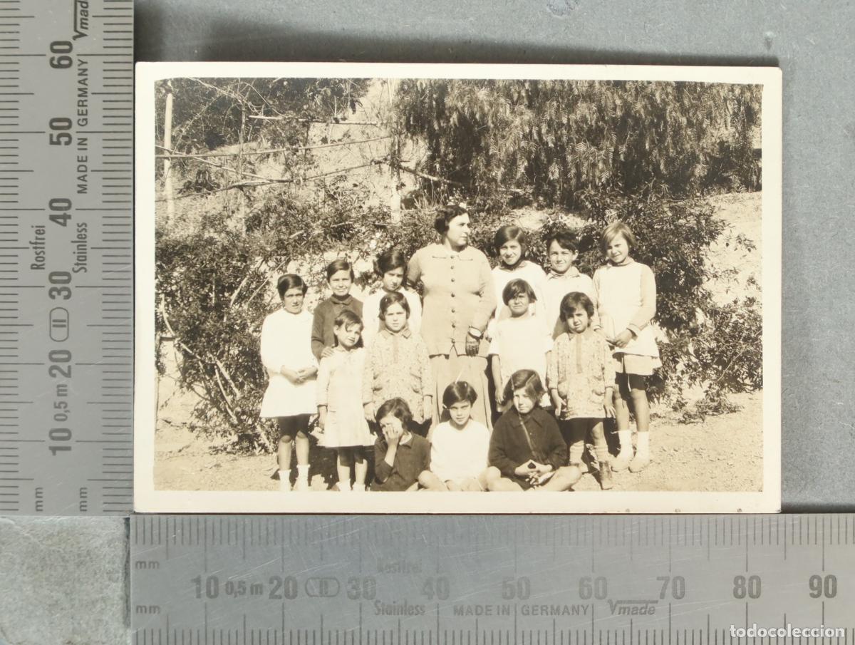 Fotograf&iacute;a antigua: FOTOGRAFIA. Grupo escolar al aire libre con profesora y ni&ntilde;os hacia 1920