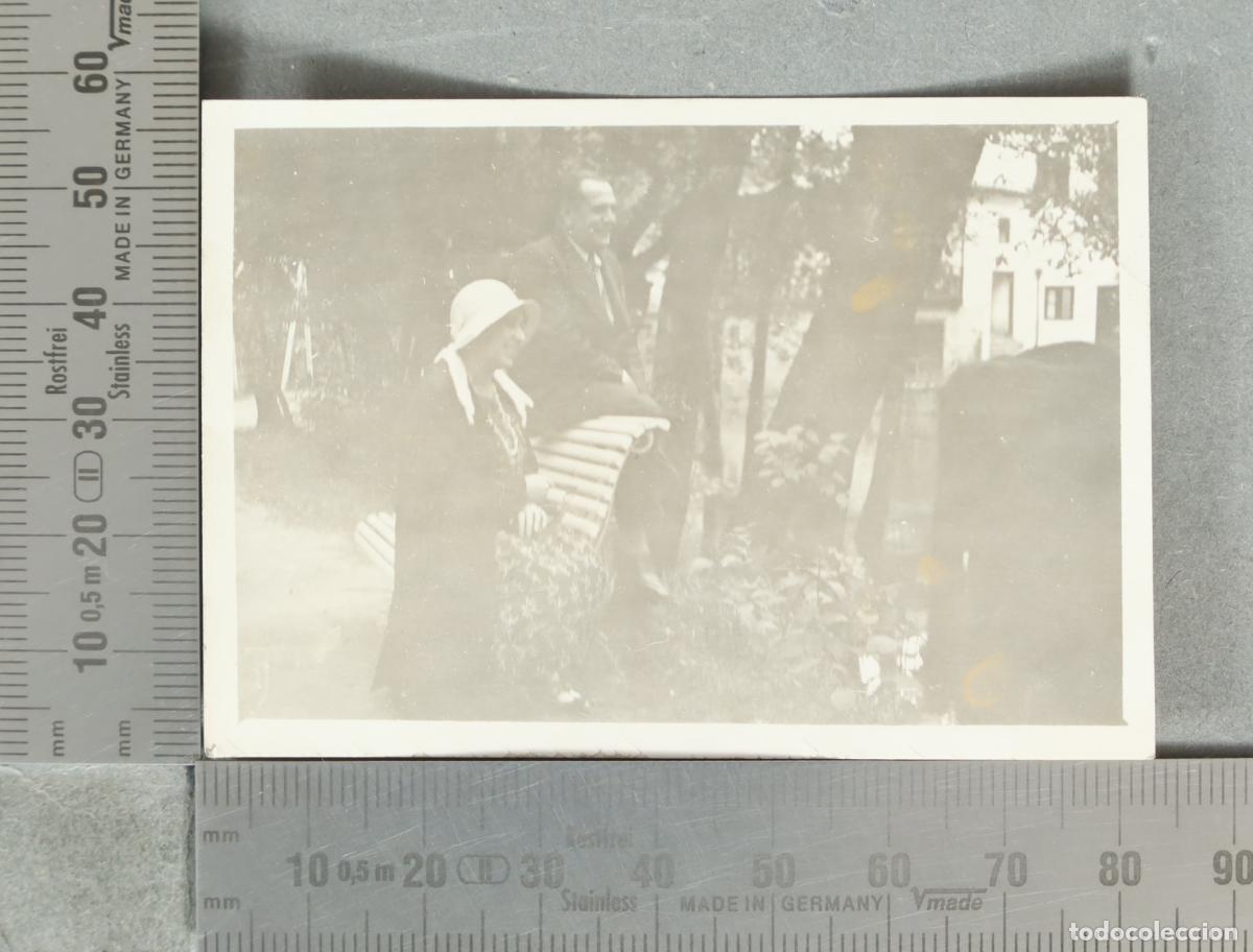 Fotograf&iacute;a antigua: FOTOGRAFIA. Pareja sentada en un banco de jardin hacia 1920