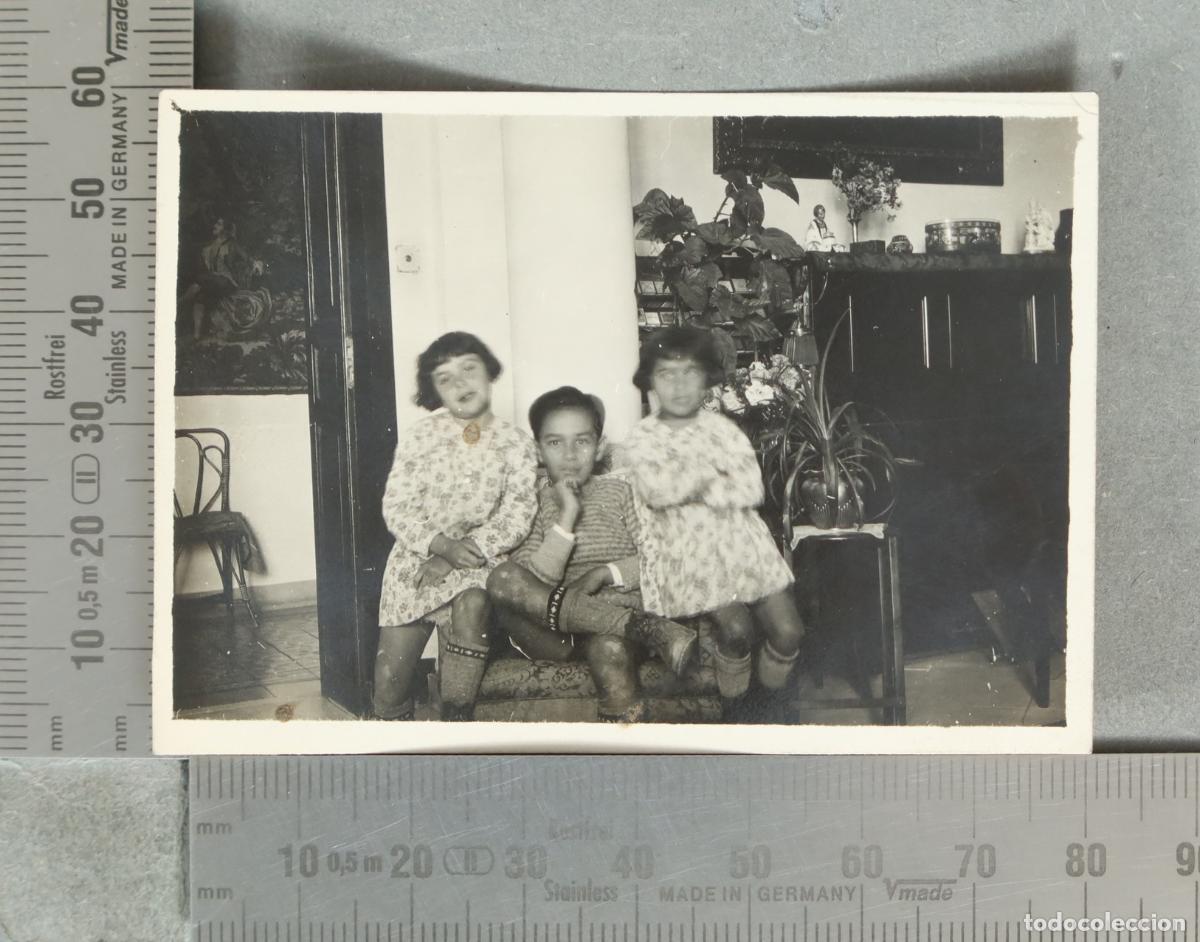 Fotograf&iacute;a antigua: FOTOGRAFIA. Tres ni&ntilde;os en interior casa. hacia 1920
