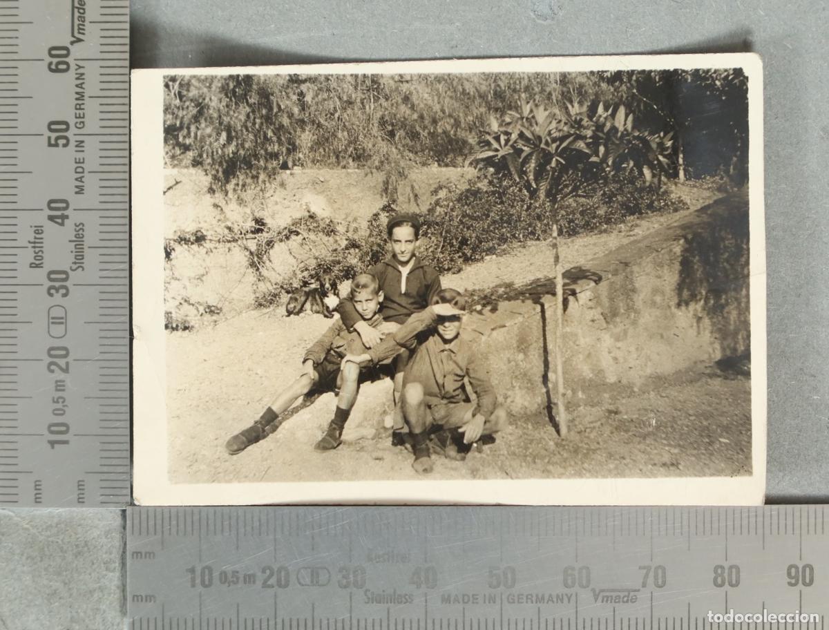 Fotograf&iacute;a antigua: FOTOGRAFIA. Tres ni&ntilde;os posando al aire libre hacia 1920