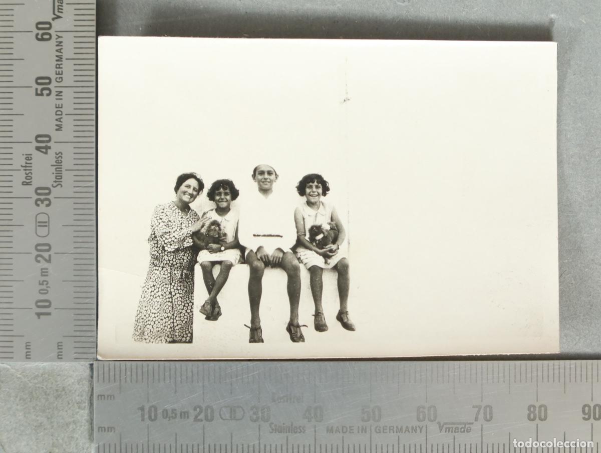 Fotograf&iacute;a antigua: FOTOGRAFIA. familia con ni&ntilde;os y animales. juguetes perros hacia 1920