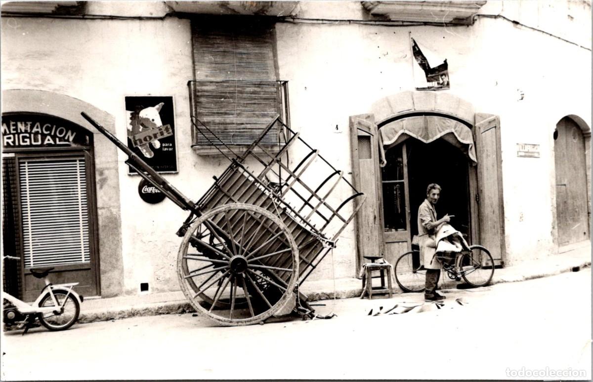Fotograf&iacute;a antigua: Vilanova i La Geltr&uacute; - 26.09.1968 - Pla&ccedil;a del Pou - Alimentaci&oacute;n Rigual - Carro- Ciclomotor - Norit