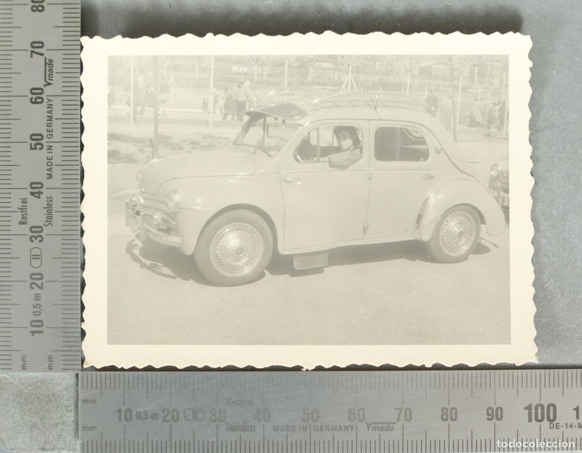 Antique Photography: FOTOGRAFIA. Renault 4CV - Persona al volante HACIA 1950