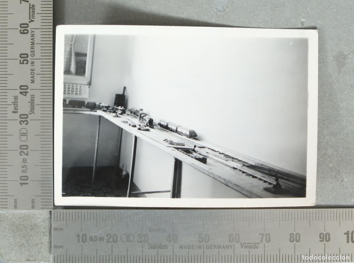 Fotograf&iacute;a antigua: FOTOGRAFIA. Maqueta de tren en miniatura sobre mesa hacia 1940