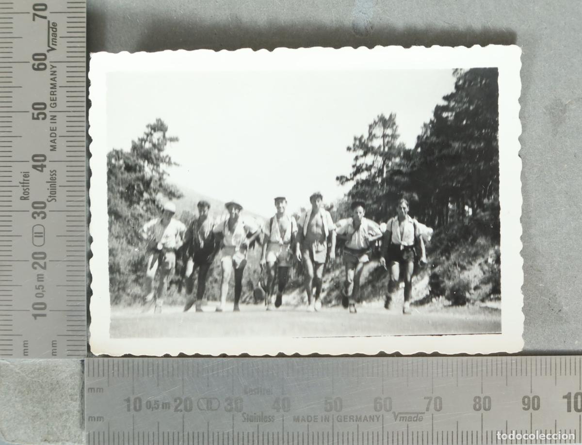 Fotograf&iacute;a antigua: FOTOGRAFIA. Grupo de excursionistas caminando HACIA 1950