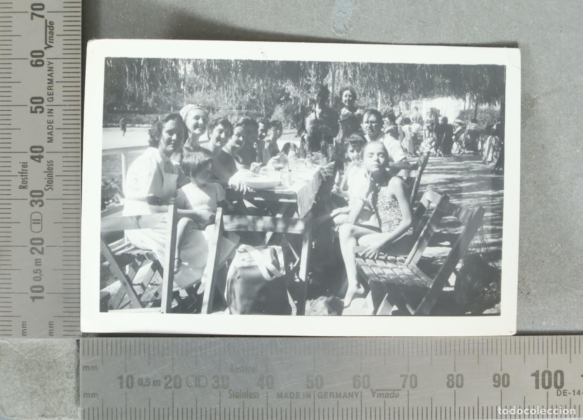 Fotograf&iacute;a antigua: FOTOGRAFIA. Comida familiar al aire libre HACIA 1950