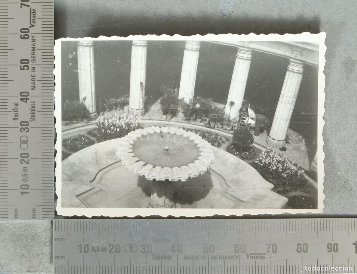 Fotograf&iacute;a antigua: FOTOGRAFIA. Patio con fuente y columnas hacia 1940