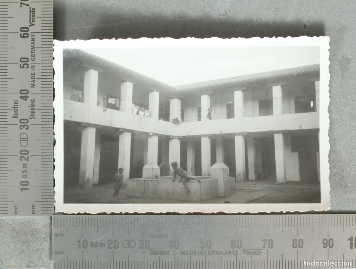 Fotograf&iacute;a antigua: FOTOGRAFIA. Patio con fuente y ni&ntilde;os hacia 1930