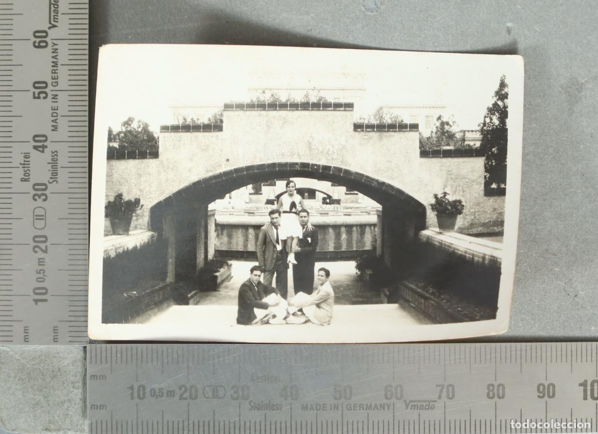 Fotograf&iacute;a antigua: FOTOGRAFIA. grupo en jard&iacute;n monumental hacia 1930