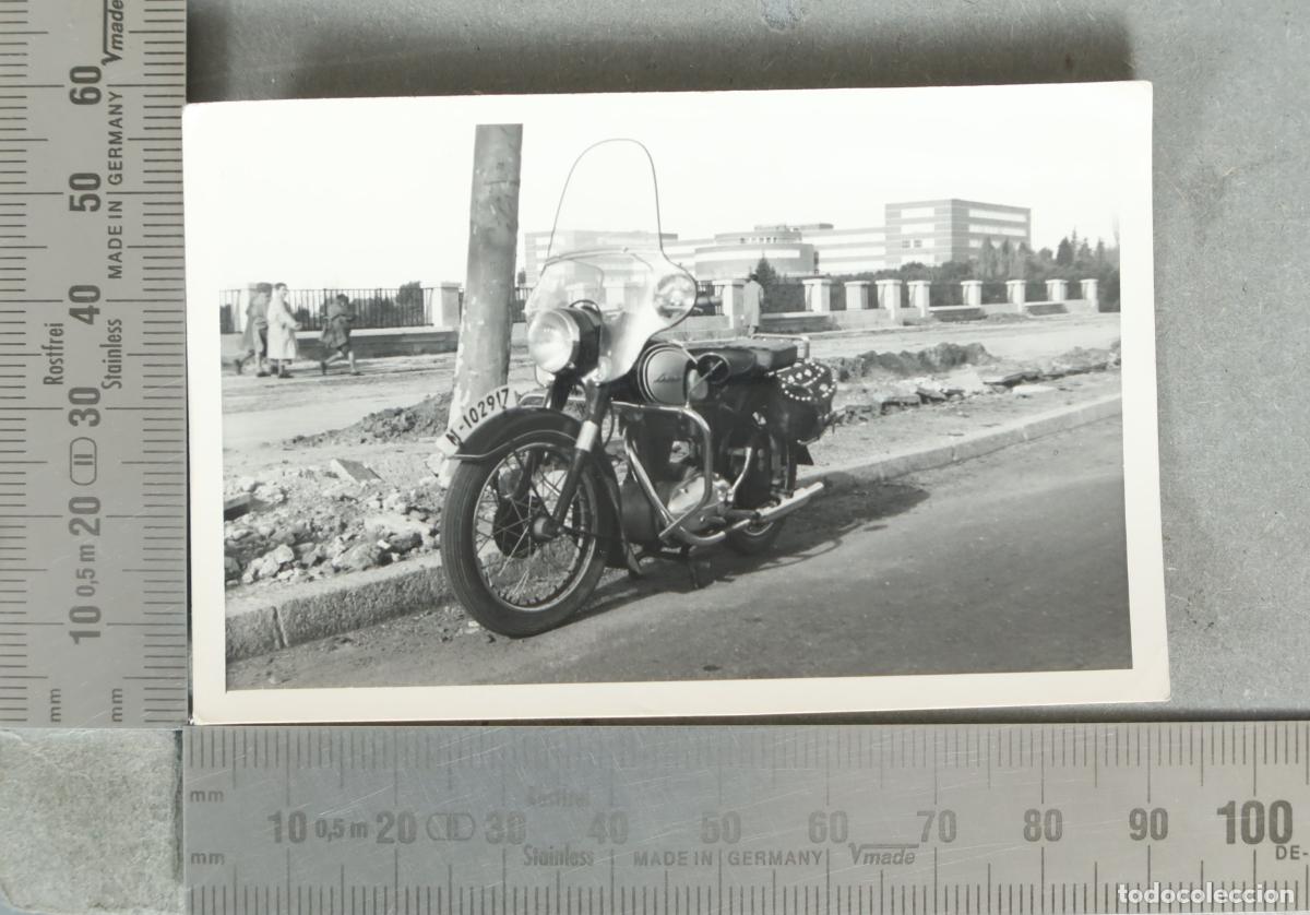 Fotograf&iacute;a antigua: FOTOGRAFIA. moto sanglas. madrid HACIA 1950