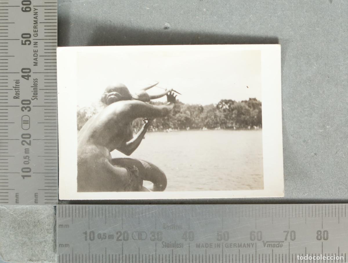 Fotograf&iacute;a antigua: FOTOGRAFIA. Escultura en un estanque hacia 1930