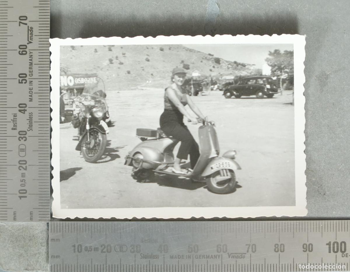 Fotograf&iacute;a antigua: FOTOGRAFIA. Mujer montada en moto Vespa O SIMILAR Y OTRAS MOTOS. HACIA 1950
