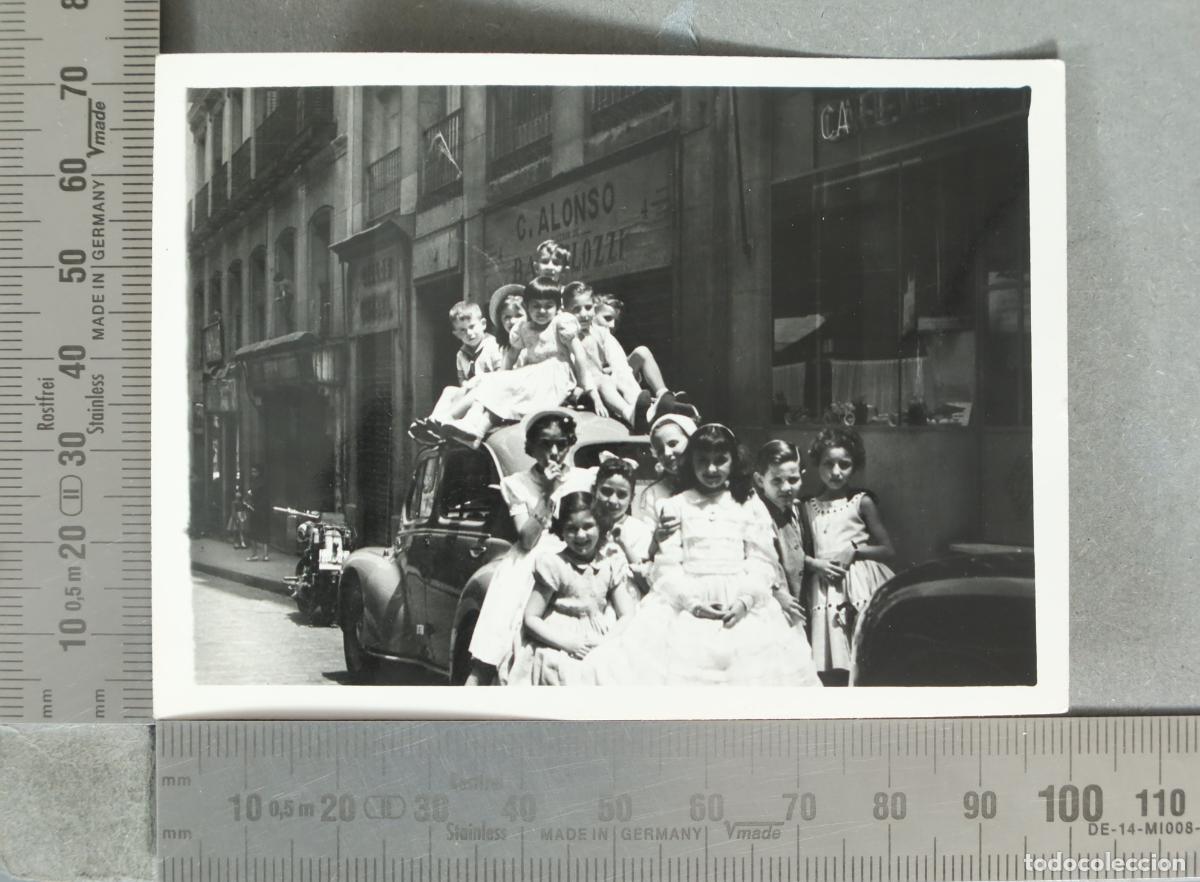 Fotograf&iacute;a antigua: FOTOGRAFIA. Ni&ntilde;os en coche antiguo - C. Alonso HACIA 1950