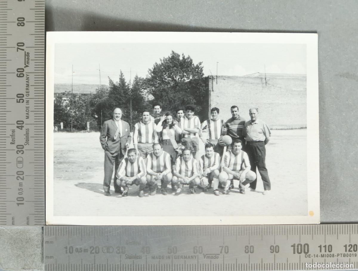 Fotograf&iacute;a antigua: FOTOGRAFIA. Equipo de futbol con directivos y FALLERA HACIA 1950