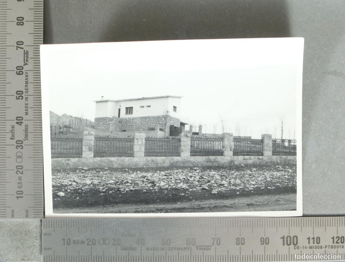 Fotograf&iacute;a antigua: FOTOGRAFIA. Casa moderna con valla HACIA 1950