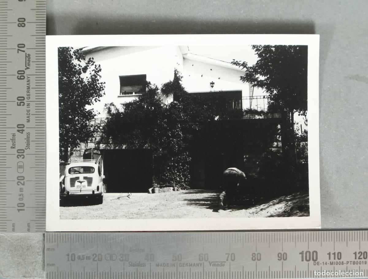 Fotograf&iacute;a antigua: FOTOGRAFIA. Casa con 600 y persona HACIA 1950