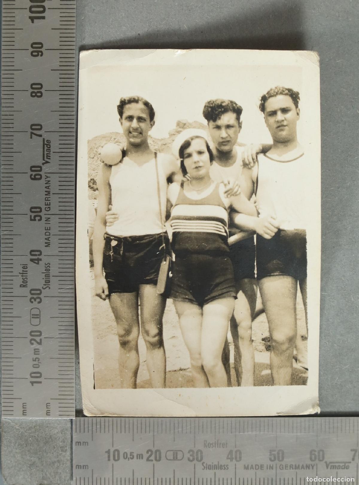 Fotograf&iacute;a antigua: FOTOGRAFIA. Grupo de amigos en los ba&ntilde;os de Manguet 1931