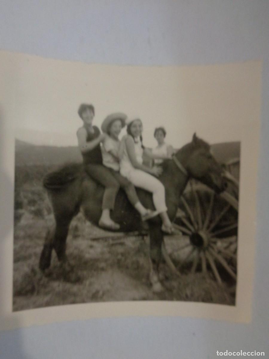 Photographie ancienne: FOTO DE TRES CHICAS MONTADAS EN UN CABALLO , 1964 ( ALGO BORROSA )
