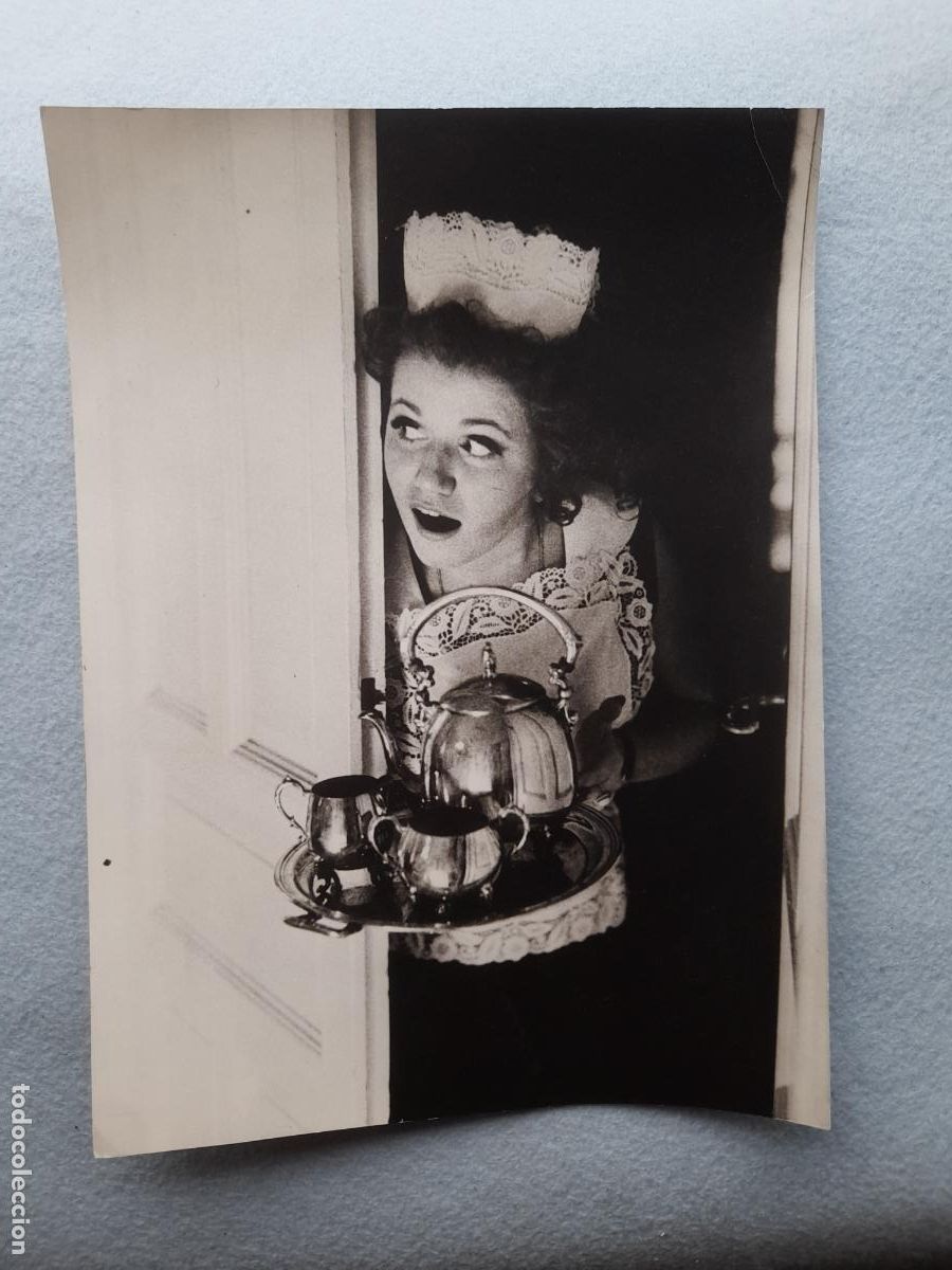 Fotografia antiga: Fotograf&iacute;a antigua de Se&ntilde;orita con Bandeja.