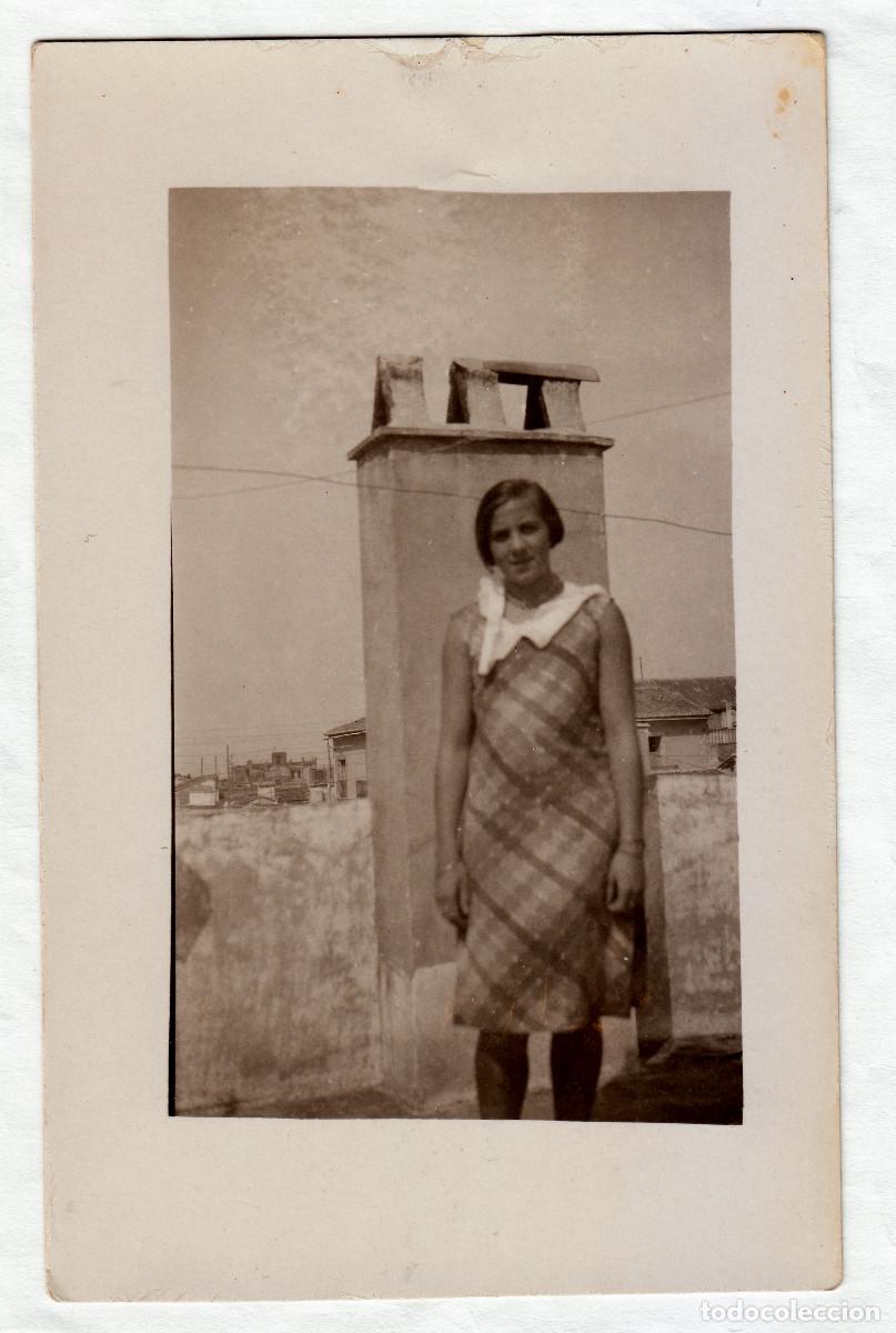 Fotograf&iacute;a antigua: Mujer. Guapa chica en la azotea con los tejados de las casas al fondo. A&ntilde;os 20 bm