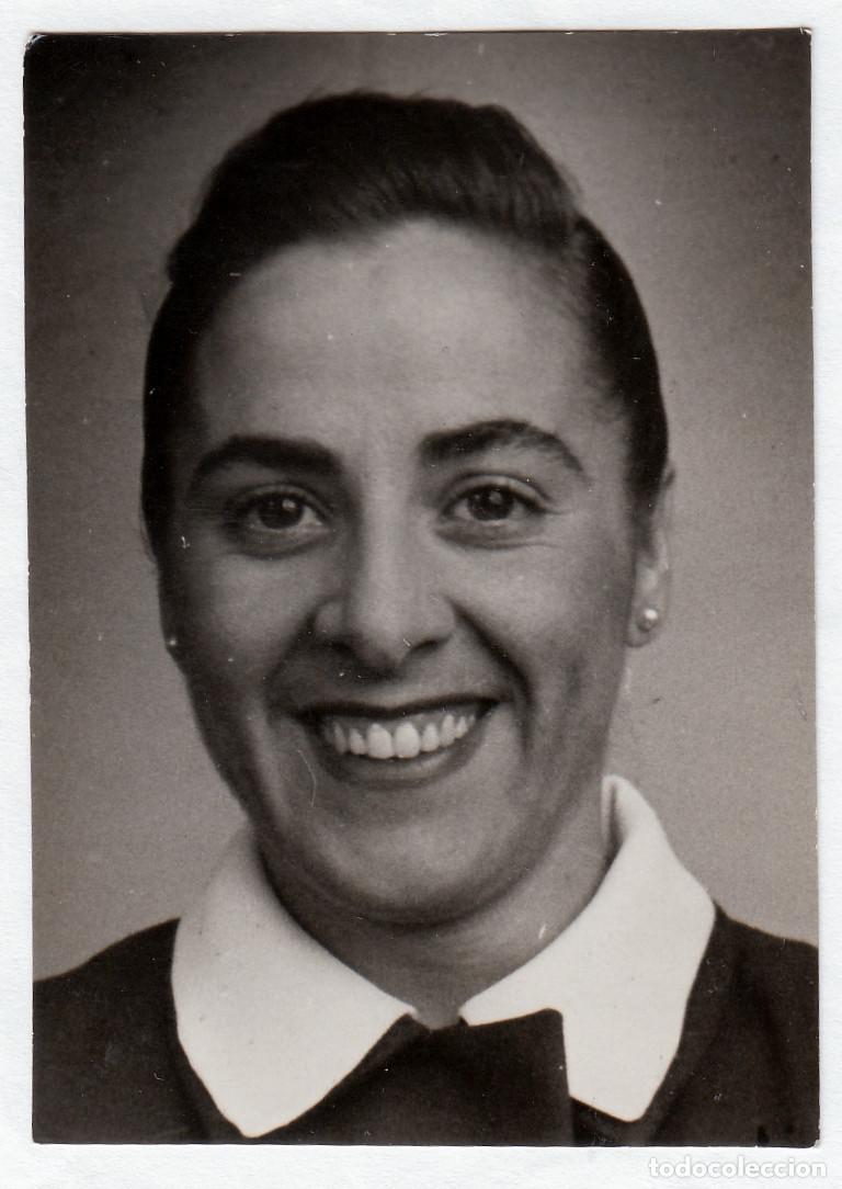 Fotograf&iacute;a antigua: Mujer sonriente. A&ntilde;os 40 bm