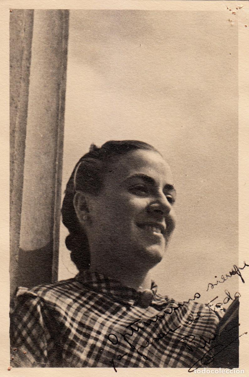 Fotograf&iacute;a antigua: Joven mujer sonriendo. A&ntilde;os 40 bm