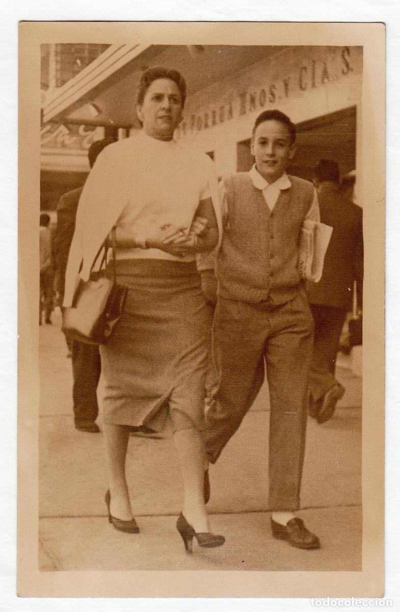 Fotograf&iacute;a antigua: Madre e hijo paseando por M&eacute;xico. Cartel antiguo comercio. A&ntilde;os 50 bm