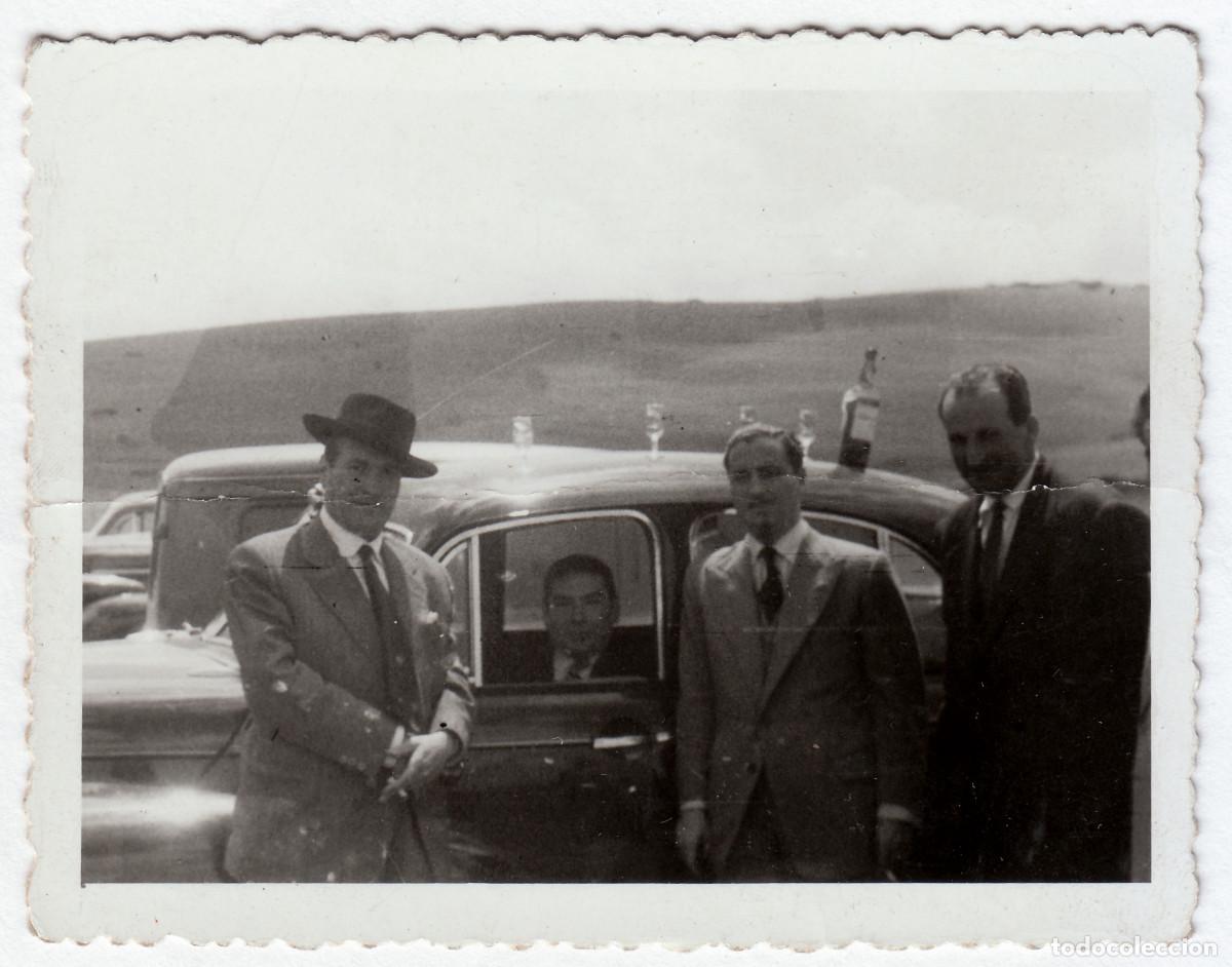 Fotograf&iacute;a antigua: Curiosa foto. Caballeros con botella de licor y copas encima de un coche antiguo. A&ntilde;os 40-50 bm