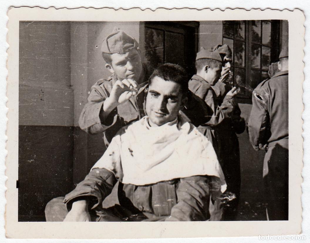 Fotograf&iacute;a antigua: Curiosa foto. Joven militar cort&aacute;ndole el pelo a otro recluta. A&ntilde;os 50 bm