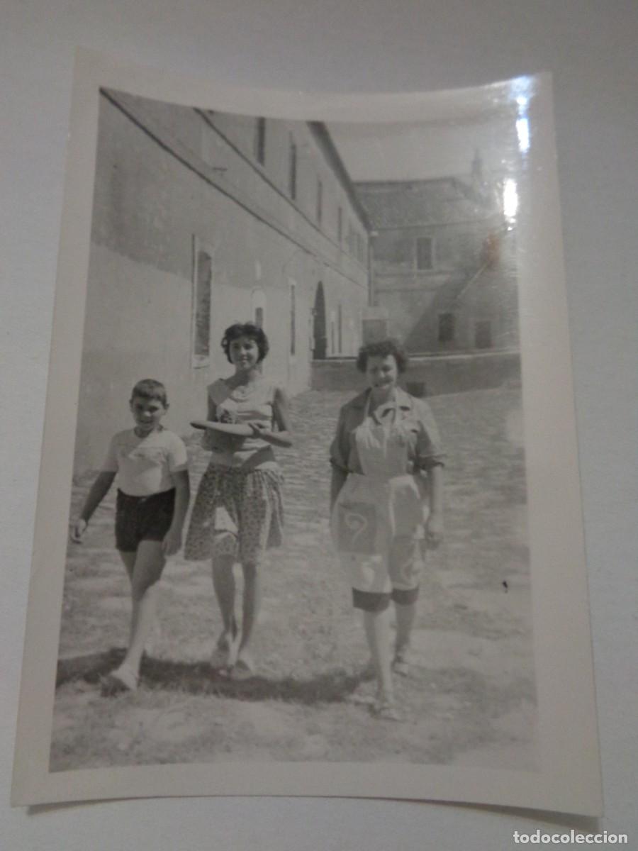 Photographie ancienne: FOTO DE MUJER CON DELANTAL CON CHICAS, 1951